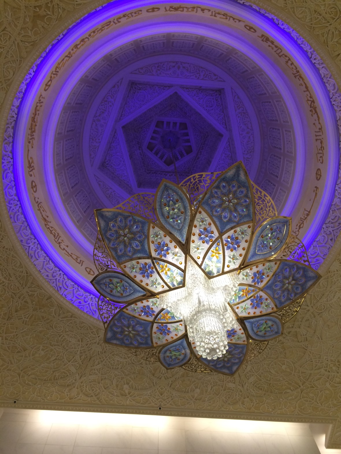 Chandelier, White Arches, Sheikh Zayed Grand Mosque, Abu Dhabi, UAE