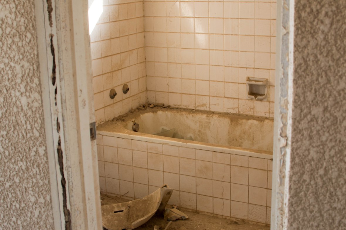 Bath Tub, Abandoned City, Al Jazirat Al Hamra, Ras Al Khaimah, UAE