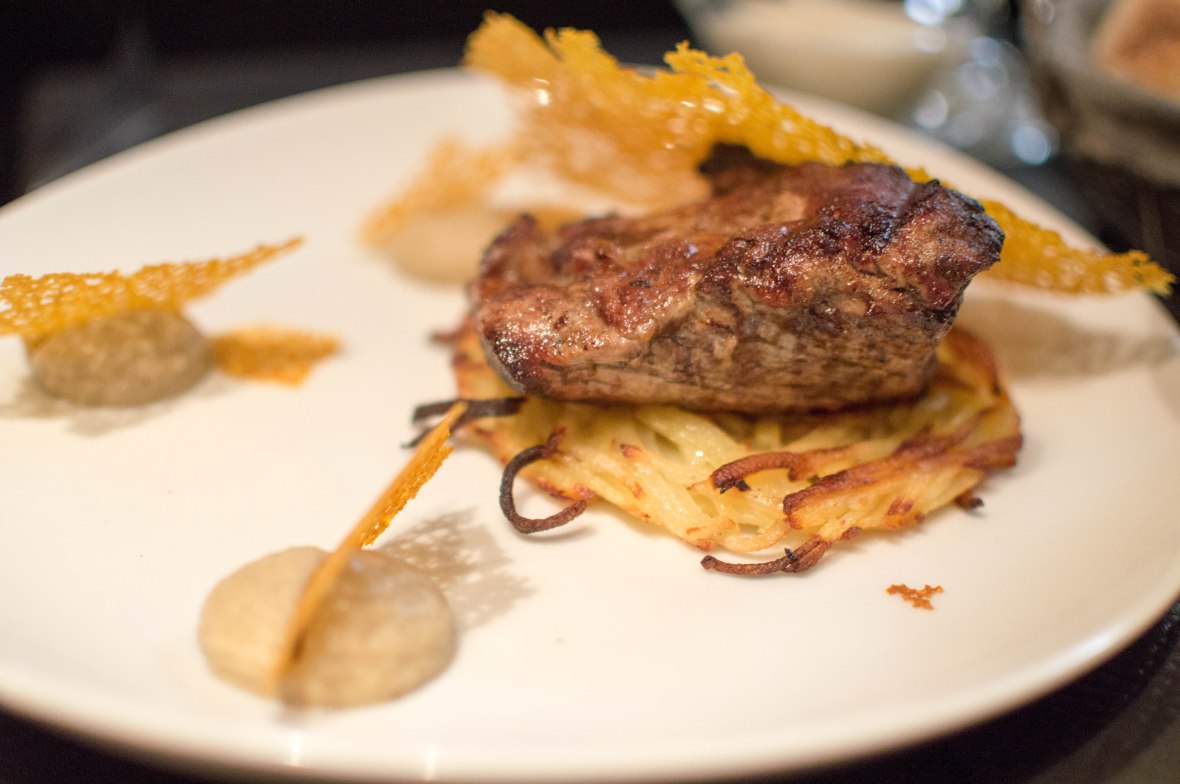 Filet de Bœuf, Le Roi des Prés à la crème de poivre vert et sa Dame de compagnie, la Pomme de Terre Darphin Admiré par son Caviar d’aubergine Tuile Majestueuse au Curcumin,Le Crystal Paris
