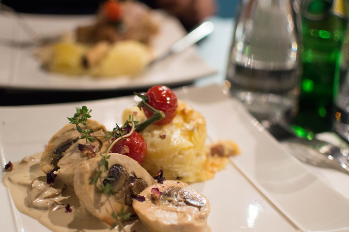 Médaillon de volaille au coeur de champignons, ail et fines herbes, Les Enfants Terribles, Paris, France