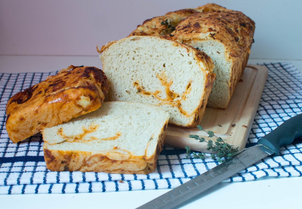 sliced-sundried-tomato-thyme-cheddar-loaf