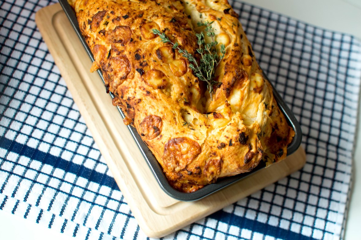 sundried-tomato-thyme-cheddar-cheese-bread-kays-kitchen