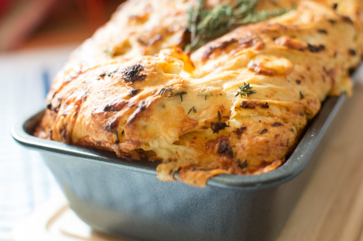 thyme-sundried-tomato-and-cheddar-loaf-kays-kitchen
