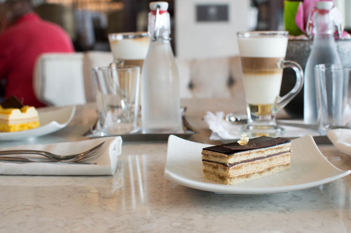 coffee-and-cake-at-the-le-labourdonnais-waterfront-mauritius