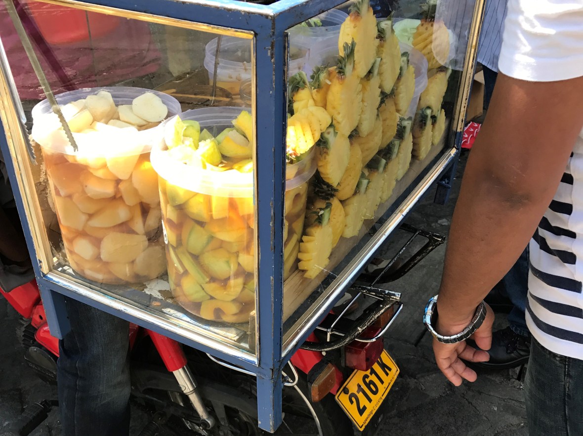 roadside-pineapples-mauritius