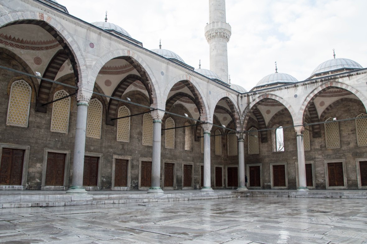 courtyard-blue-mosque-istanbul-turkey