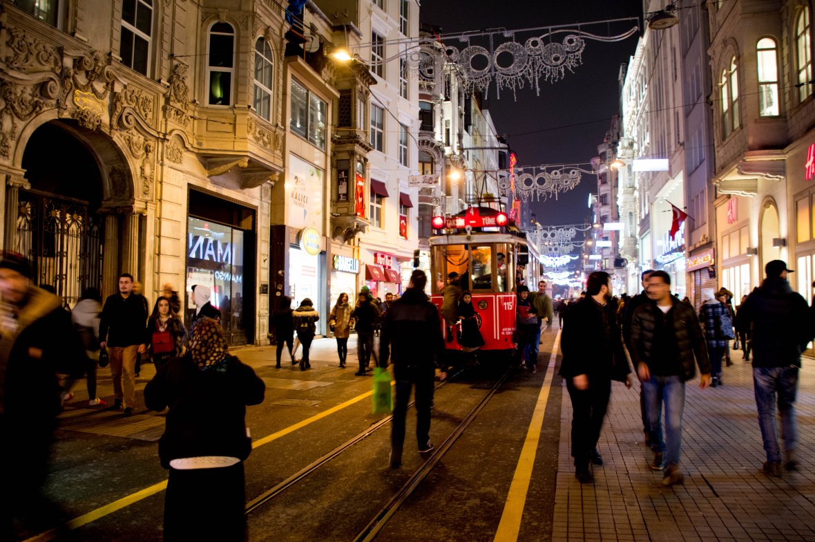 kids-on-the-taksim-tramvay-istanbul-turkey