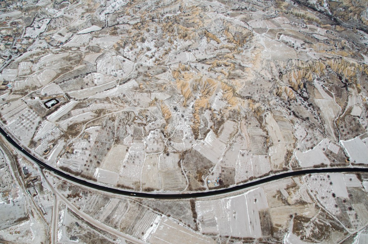 road-view-hot-air-balloon-capadoccia-turkey