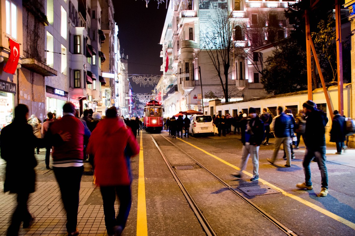 tram-istiklal-avenue-istanbul-turkey