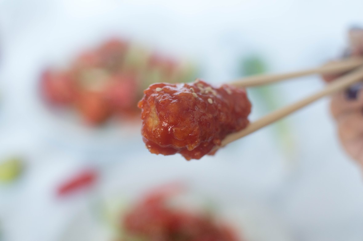 Sriracha And Maple Syrup Crispy Chicken Bites - Kay's Kitchen
